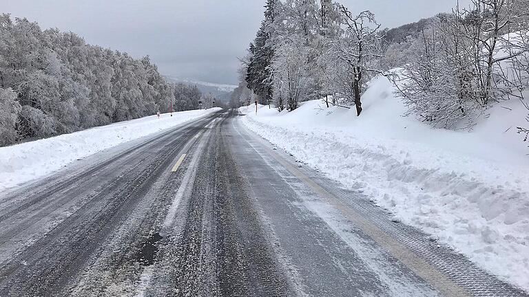 Von Montag auf Dienstag zog eine Eisregenfront durch Rhön-Grabfeld. Für die Einsatzkräfte blieb es jedoch verhältnismäßig ruhig. Von Montag auf Dienstag zog eine Eisregenfront durch Rhön-Grabfeld. Für die Einsatzkräfte blieb es jedoch verhältnismäßig ruhig.