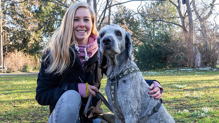 Hundetrainerin Carolin Schmitt hat ihrem Hund Ben mit einem speziellen Giftköder-Training beigebracht, keine potentiell gefährlichen Köder zu fressen. Hundetrainerin Carolin Schmitt hat ihrem Hund Ben mit einem speziellen Giftköder-Training beigebracht, keine potentiell gefährlichen Köder zu fressen.