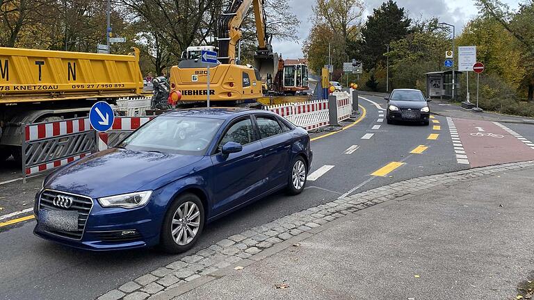 Zwei Baustellen behindern derzeit den Verkehr auf der Max- und der Ludwigsbrücke in Schweinfurt, da die Stadtwerke Versorgungsleitungen reparieren müssen. Im Stadtrat kam die Frage auf, ob nicht auch eine Baustellenampel möglich gewesen wäre.