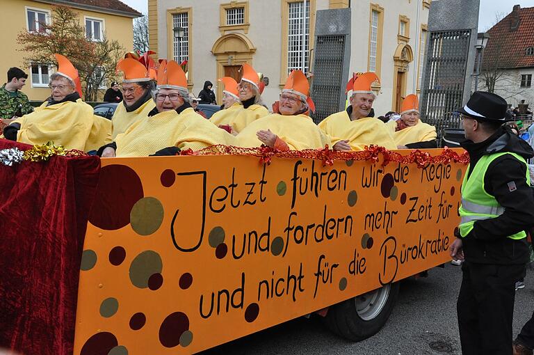 Der Klingerrat-Wagen beförderte Seniorinnen und Senioren, die sich für den Abbau von Bürokratie aussprachen.&nbsp;