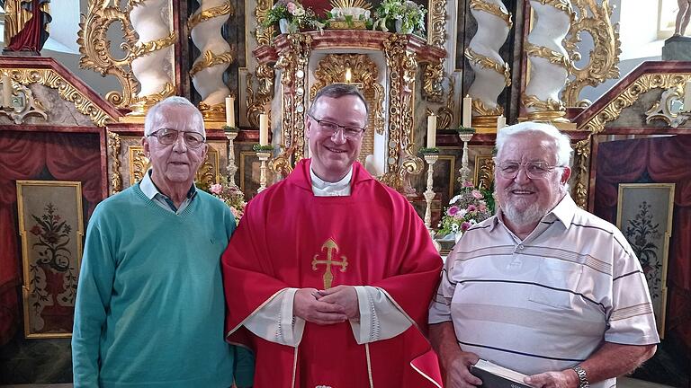 Im Bild: Clemens Menth (links) und Willi Götz waren einige von vielen Besuchern des Gottesdienstes mit Dekan Albert Müller. Dieser, bei den Dingolshäuser Wallfahrern sehr beliebte Seelsorger, wird Burgwindheim Ende des Jahres verlassen.