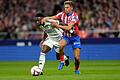 Atlético Madrid - Real Madrid       -  Kämpfen um den Ball und den Sieg im Stadtderby von Madrid: Reals Vinicius Junior (l) und Atleticos Marcos Llorente