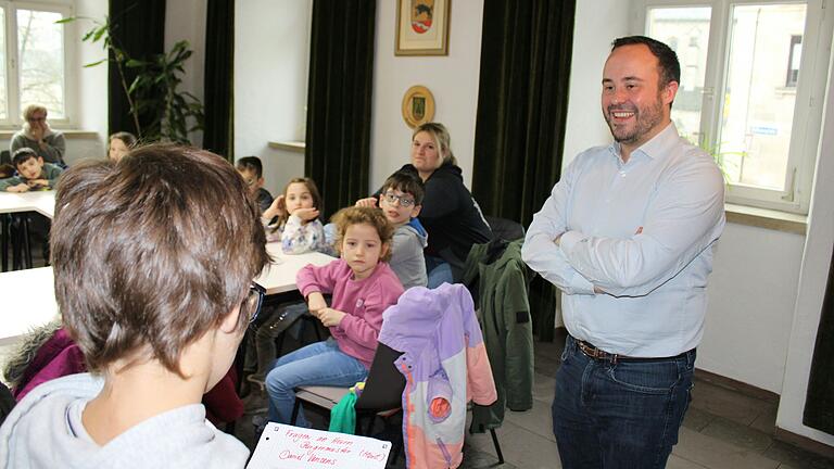 Bürgermeister Daniel Vinzens stellt sich den Fragen der Kinder.