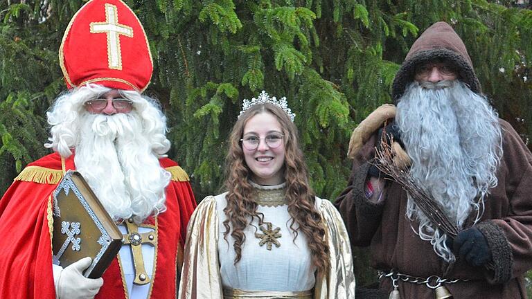 Es war einmal: Nikolaus Stefan Weigand, Christkind Lara Werner und Alfred Fischer als Knecht Ruprecht Es war einmal: Nikolaus Stefan Weigand, Christkind Lara Werner und Alfred Fischer als Knecht Ruprecht