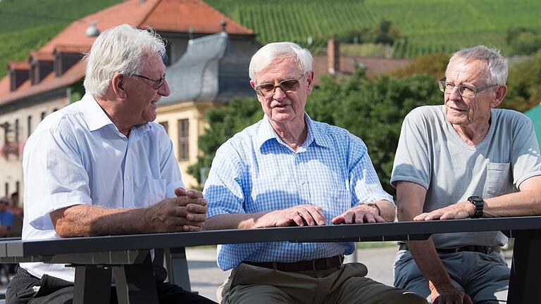 Jubiläumsfest ehemaliger Kommilitonen des früheren Balthasar-Neumann-Polytechnikums - Joachim Kinast (von links), Karl Otto und Klaus Kirschke trafen sich am Wochenende in Randersacker, 60 Jahre nachdem sie ihr Studium in Würzburg begonnen haben. Jubiläumsfest ehemaliger Kommilitonen des früheren Balthasar-Neumann-Polytechnikums - Joachim Kinast (von links), Karl Otto und Klaus Kirschke trafen sich am Wochenende in Randersacker, 60 Jahre nachdem sie ihr Studium in Würzburg begonnen haben.