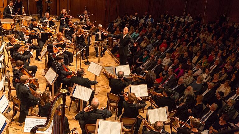 Die Deutsche Kammerphilharmonie Bremen mit Paavo Järvi im Max-Littmann-Saal beim Kissinger Sommer