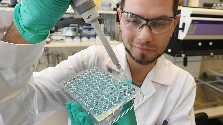 Im Labor werden RNA-Proben auf ihre Wirksamkeit untersucht. Im Labor werden RNA-Proben auf ihre Wirksamkeit untersucht.