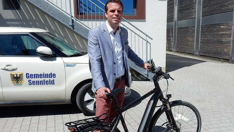 Fahrrad und Auto der Gemeinde Sennfeld fahren mit Strom. Wichtig ist für Bürgermeister Oliver Schulze, dass der Spaß auf dem Rad auch bei sommerlichen Temperaturen nicht zur Schwitzkur wird.