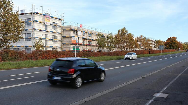 In der Siedlung lässt die Kitzinger Baugesellschaft gerade 59 neue Sozialwohnungen entlang der B 8 errichten. Doch es braucht mehr solcher Initiativen für bezahlbaren Wohnraum.