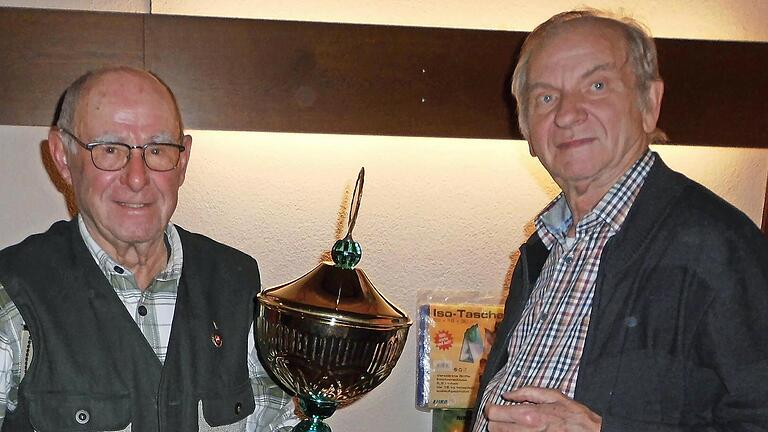 Links Vereinsmeister Edgar Hoch, rechts Pokalstifter Werner Weigand       -  Links Vereinsmeister Edgar Hoch, rechts Pokalstifter Werner Weigand