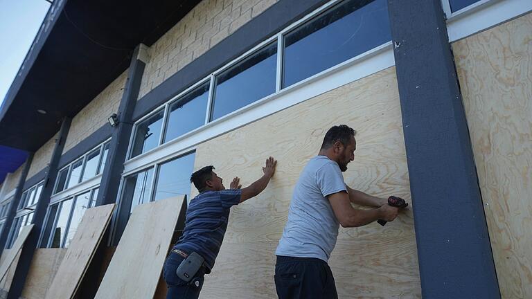 Hurrikan &bdquo;Beryl&rdquo; - Mexiko       -  Mitarbeiter eines Möbelhauses in Mexiko verschalen die Fenster zum Schutz vor dem erwarteten Hurrikan &bdquo;Beryl&rdquo;.