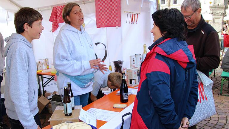 Auch die Partner aus Turnhout verkauften ihre Spezialitäten: Starkbier, Pralinen, Käse und Waffeln. - Auch die Partner aus Turnhout verkauften ihre Spezialitäten: Starkbier, Pralinen, Käse und Waffeln. Auch die Partner aus Turnhout verkauften ihre Spezialitäten: Starkbier, Pralinen, Käse und Waffeln. - Auch die Partner aus Turnhout verkauften ihre Spezialitäten: Starkbier, Pralinen, Käse und Waffeln.
