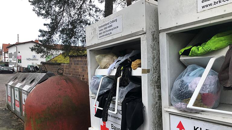 Ein Altkleidercontainer (Symbolfoto) - Ein Altkleidercontainer (Symbolfoto) Ein Altkleidercontainer (Symbolfoto) - Ein Altkleidercontainer (Symbolfoto)