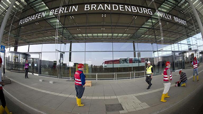 GERMANY-AIRPORT-BERLIN-FILES       -  Bauarbeiter statt Passagiere: Der neue Hauptstadtflughafen ist auch drei Jahre nach dem ursprünglich vorgesehenen Eröffnungstermin nicht fertig.