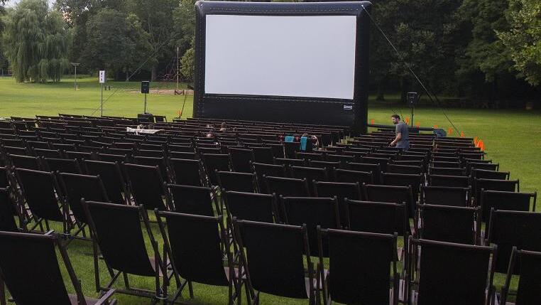 Drei Tage Kino im Dallenbergbad       -  Das Dallenbergbad reiht sich in den Veranstaltungszyklus von Freiluftkinos ein. Wird andernorts im Juni und Juli eingeladen, so folgt das Dallenbergbad als öffentlicher Kino-Raum von Freitag, 4. August, bis einschließlich Sonntag, 6. August. Der erste Versuch eines &bdquo;Dalleflimmern&ldquo; im Vorjahr mit nur einem Film war ein Spektakel mit Petrus' Launen und deshalb etwas weniger Publikum als erhofft. Jetzt erst recht bietet Veranstalter WVV ein &bdquo;Dalleflimmern&ldquo; in der außergewöhnlichen Umgebung des Freibades an, diesmal mit drei Filmen an drei Abenden. Am Freitag startet das Dalleflimmern mit dem Actionfilm &bdquo;Baywatch&ldquo; mit Dwayne Johnson und Zac Efron. Weiter geht es am Samstag mit dem Film &bdquo;Girls Night out&ldquo;. Hierbei handelt es sich, so heißt es aus der WVV-Pressestelle, &bdquo;um einen unvergesslichen Junggesellinnenabschied&ldquo;. Beendet wird das Open-Air-Kino am Sonntag mit dem Film &bdquo;Wenn du stirbst, zieht dein ganzes Leben an dir vorbei, sagen sie&ldquo; &ndash; ein Drama, gespielt unter anderem von Zoey Deutch und Halston Sage. Einlass ist an den Abenden jeweils um 20 Uhr. Das Bad kann vorher schon besucht werden.  Filmbeginn wird um 21 Uhr sein. Getränke mitzubringen ist nicht erlaubt, aber es werden Getränke und Speisen angeboten. Essen darf mitgenommen werden, jedoch keine scharfen Gegenstände wie Messer et cetera.  Auch bei unbeständigem Wetter werden die Filme abgespielt. &bdquo;In diesem Fall ist auf wetterfeste Kleidung zu achten&ldquo;, so WVV-Sprecherin Cornelia Wagner. Das Risiko, nass zu werden, tragen die Kino-Besucher, nicht der Veranstalter. Vorverkauf: Ticket 10,80 Euro. Die Karten sind ab sofort in den Bädern Sandermare und Dallenbergbad erhältlich.