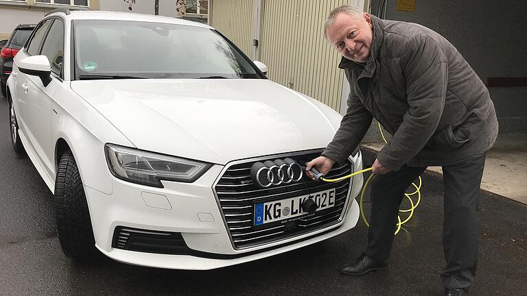 Ein reines E-Auto gibt es noch nicht als Dienstfahrzeug im Landratsamt. Seit einiger Zeit wird jedoch ein Hybrid, ein Audi e-tron, genutzt. Im Bild Landrat Thomas Bold beim Laden.