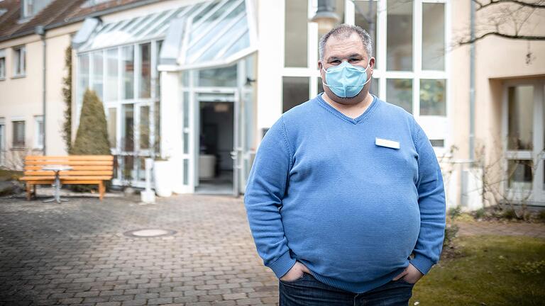 Stefan Dünkel leitet das Seniorenzentrum St. Elisabeth in Ebern. Wegen eines Corona-Ausbruchs in seinem Haus gehen ihm die Mitarbeiter aus.