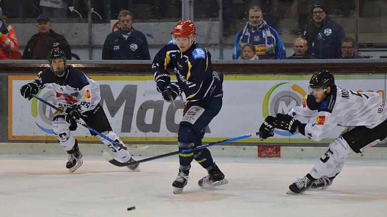 Tomas Cermak vom ERV Schweinfurt (Mitte) traf gegen den HC Landsberg (links Lukas Heß, rechts Jonas Mosler) zweimal.&nbsp;