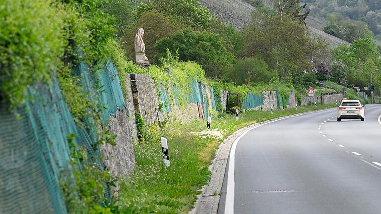 Über große Abschnitte hinweg sichern grüne Fangnetze den Straßenverkehr vor herabfallenden Mauerteilen.&nbsp;