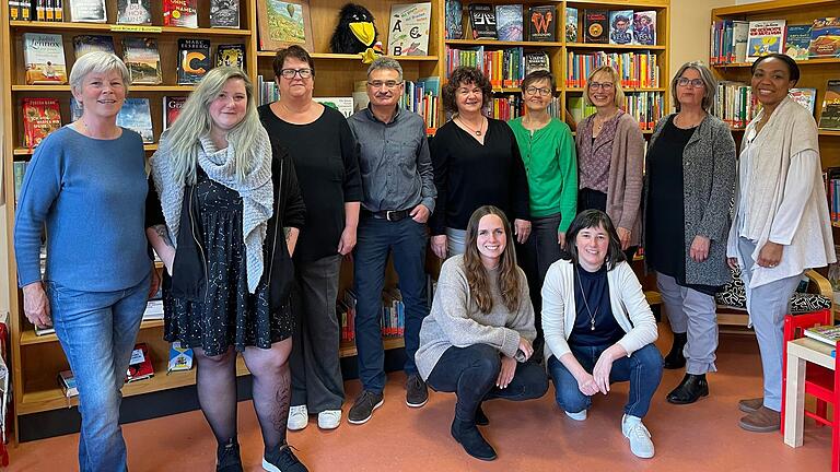 Aktuelles Büchereiteam (vorne kniend von links): Tanja Hehn, Katharina Götz, (stehend von links): Pascale Fuchs, Sophia Steinhäußer, Judith Bachert, Jürgen Renner, Andrea Firmbach, Susanne Schneider, Annemie Michel, Franziska Greubel, Carine Djoumatchua – es fehlen Judith Lampert und Hilde Merkert.