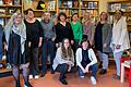 Aktuelles Büchereiteam (vorne kniend von links): Tanja Hehn, Katharina Götz, (stehend von links): Pascale Fuchs, Sophia Steinhäußer, Judith Bachert, Jürgen Renner, Andrea Firmbach, Susanne Schneider, Annemie Michel, Franziska Greubel, Carine Djoumatchua – es fehlen Judith Lampert und Hilde Merkert.