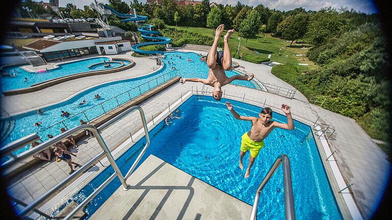 Das Erlebnisbad Haßfurt bietet mit mehreren Schwimm- und Freizeitbecken ein großes Freizeitvergnügen.