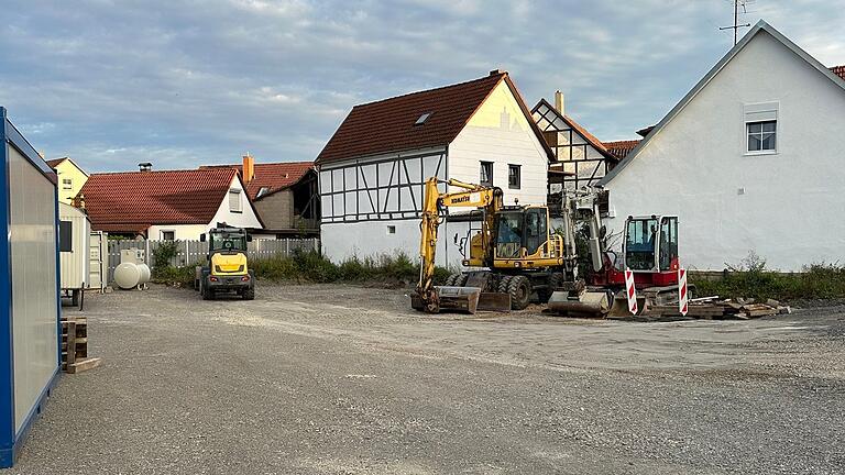 Noch stehen Baumaschinen auf dem Platz am Ortseingang Richtung Bad Königshofen in Aubstadt. Dort parkenden, privaten Fahrzeugen, will man einen Riegel vorschieben.