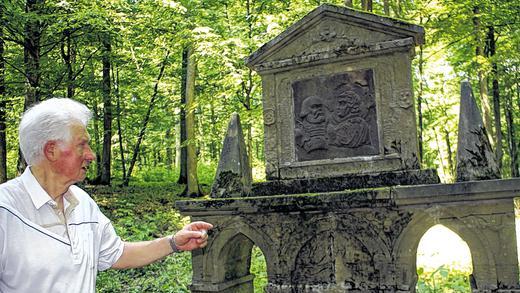 Spaziergang durch den Landschaftsgarten - (kv) Einen interessanten Ausflug bietet der Historische Verein Gerolzhofen am Samstag, 11. Oktober, an: Es wird der Landschaftsgarten am Schloss Bettenburg bei Hofheim besucht. Der Park war im Jahr 1789 von Freiherr Christian Truchsess von Wetzhausen in Auftrag gegeben worden. Etwas versteckt im Wald führt ein Rundweg durch den Park, der mit zahlreichen Denkmälern und kleinen Bauwerken ausgestattet ist. Dazu zählen zum Beispiel der Minnesängerplatz, die künstliche Ruine und die Denkmäler für Ulrich von Hutten, Götz von Berlichingen und Franz von Sickingen. Der Freiherr versammelte damals mit der „Bettenburger Tafelrunde“ einen Literaten-Kreis um sich, zu dem unter anderen Friedrich Rückert und Jean Paul gehörten, weshalb auch die Rede vom fränkischen Weimar ist. Kompetenter Führer durch den Park wird der Kreisarchivpfleger des Landkreises Haßberge, Hans Reuscher (im Bild), sein. Die Abfahrt mit Fahrgemeinschaften in Gerolzhofen ist um 14 Uhr am Busbahnhof. Spaziergang durch den Landschaftsgarten - (kv) Einen interessanten Ausflug bietet der Historische Verein Gerolzhofen am Samstag, 11. Oktober, an: Es wird der Landschaftsgarten am Schloss Bettenburg bei Hofheim besucht. Der Park war im Jahr 1789 von Freiherr Christian Truchsess von Wetzhausen in Auftrag gegeben worden. Etwas versteckt im Wald führt ein Rundweg durch den Park, der mit zahlreichen Denkmälern und kleinen Bauwerken ausgestattet ist. Dazu zählen zum Beispiel der Minnesängerplatz, die künstliche Ruine und die Denkmäler für Ulrich von Hutten, Götz von Berlichingen und Franz von Sickingen. Der Freiherr versammelte damals mit der „Bettenburger Tafelrunde“ einen Literaten-Kreis um sich, zu dem unter anderen Friedrich Rückert und Jean Paul gehörten, weshalb auch die Rede vom fränkischen Weimar ist. Kompetenter Führer durch den Park wird der Kreisarchivpfleger des Landkreises Haßberge, Hans Reuscher (im Bild), sein. Die Abfahrt mit Fahrgemeinschaften in Gerolzhofen ist um 14 Uhr am Busbahnhof.