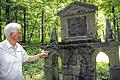 Spaziergang durch den Landschaftsgarten       -  (kv)   Einen interessanten Ausflug bietet der Historische Verein Gerolzhofen am Samstag, 11. Oktober, an: Es wird der Landschaftsgarten am Schloss Bettenburg bei Hofheim besucht. Der Park war im Jahr 1789 von Freiherr Christian Truchsess von Wetzhausen in Auftrag gegeben worden. Etwas versteckt im Wald führt ein Rundweg durch den Park, der mit zahlreichen Denkmälern und kleinen Bauwerken ausgestattet ist. Dazu zählen zum Beispiel der Minnesängerplatz, die künstliche Ruine und die Denkmäler für Ulrich von Hutten, Götz von Berlichingen und Franz von Sickingen. Der Freiherr versammelte damals mit der &bdquo;Bettenburger Tafelrunde&ldquo; einen Literaten-Kreis um sich, zu dem unter anderen Friedrich Rückert und Jean Paul gehörten, weshalb auch die Rede vom fränkischen Weimar ist. Kompetenter Führer durch den Park wird der Kreisarchivpfleger des Landkreises Haßberge, Hans Reuscher (im Bild), sein. Die Abfahrt mit Fahrgemeinschaften in Gerolzhofen ist um 14 Uhr am Busbahnhof.