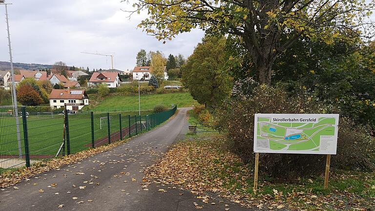 Der Einstieg zur neuen Skirollerbahn in Gersfeld ist direkt hinter dem  Sportplatz. Die asphaltierte Strecke steht auch Spaziergängern zur  Verfügung. Marion Eckert       -  Der Einstieg zur neuen Skirollerbahn in Gersfeld ist direkt hinter dem  Sportplatz. Die asphaltierte Strecke steht auch Spaziergängern zur  Verfügung. Marion Eckert