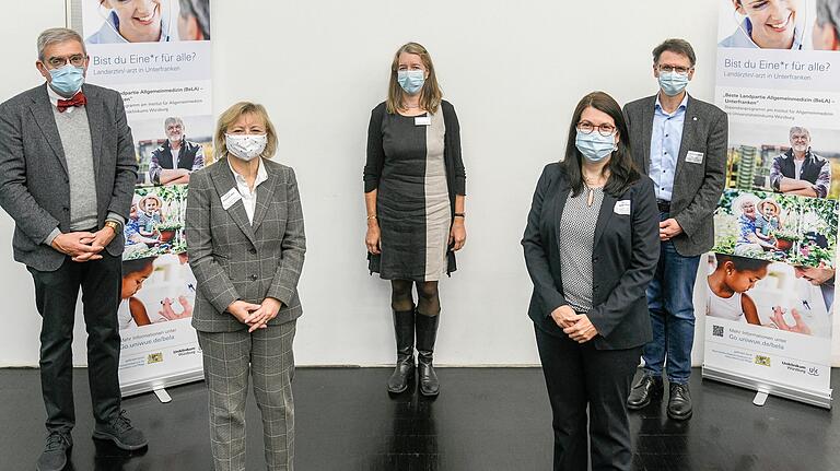 Das Projekt 'Beste Landpartie Allgemeinmedizin Unterfranken' will Medizinstudenten für ein Leben als Landarzt begeistern. Beim Auftakt in der Uniklinik Würzburg trafen sich Unterstützer wie (von links) Prof. Matthias Frosch (Dekan der Medizinischen Fakultät), Gabriele Hörl (Abteilungsleiterin Gesundheitsministerium Bayern), Prof. Anne Simmenroth (Leiterin des Instituts für Allgemeinmedizin), Dr. Sarah König (Leiterin&nbsp;Institut für Medizinische Lehre und Ausbildungsforschung) und Dr. Christian Pfeiffer (unterfränkischer Sprecher Kassenärztliche Vereinigung Bayerns).