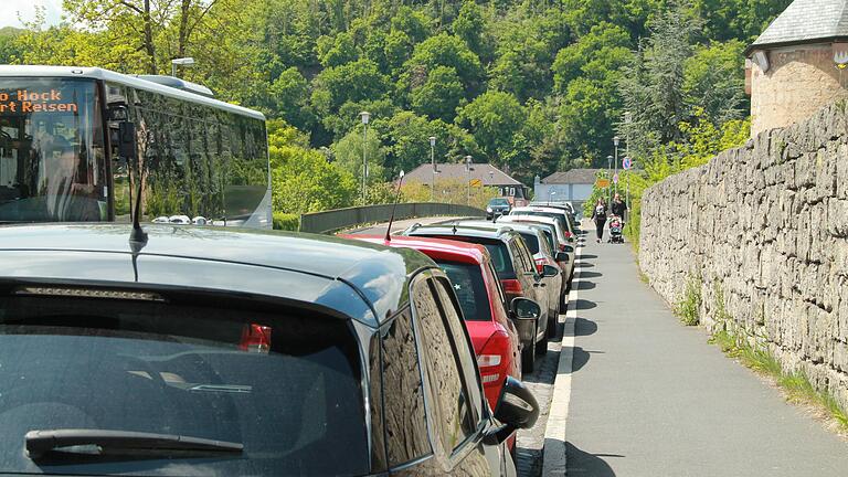 Statt parkender Autos wäre&nbsp; bei der Mainbrücke von und nach Mühlbach Platz für ein Radspur, meint Rolf Seitz.