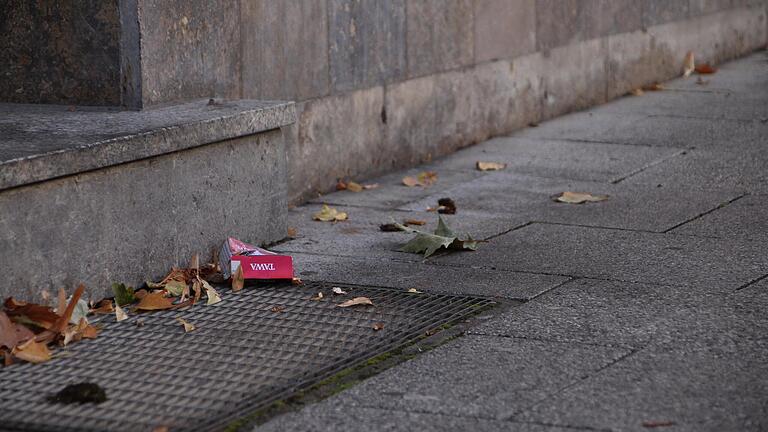 Eine weggeworfene Zigarettenschachtel in der Falterstraße in Kitzingen. Eine weggeworfene Zigarettenschachtel in der Falterstraße in Kitzingen.