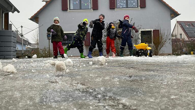 Die gute Seite am Schulausfall im Landkreis Kitzingen und ganz Unterfranken: Die Kinder wie hier in Großlangheim hatten mehr Zeit fürs Toben und eine Schneeballschlacht. Pauline, Valentin, Jakob, Monika, und Katharina (von links) zeigen im vereisten Hof, wie gut sie schon werfen können.