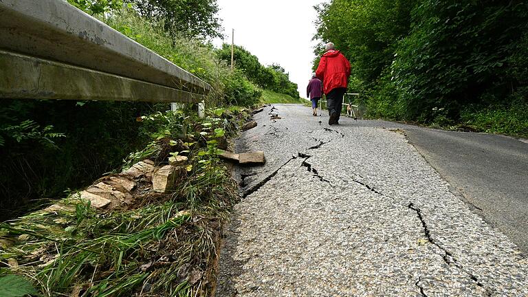 In der Verlängerung der Friedhofsstraße in Kleinochsenfurt wurde die Fahrbahn unterspült und brach ein.