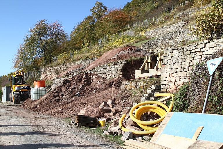Direkt vor den alten Weinbergsmauern wird der terroir f-Punkt entstehen Direkt vor den alten Weinbergsmauern wird der terroir f-Punkt entstehen