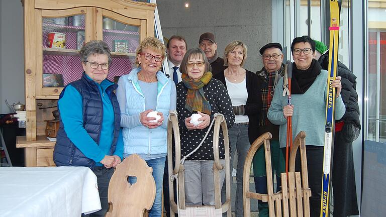 Die Vorsitzende des Vereins Kürnacher Geschichte(n), Friedelinde Söhnlein, gestaltet mit ihrem Mann Hubert, Carla Kuhn, Inge Pfenning, Gerdamie Schlepper, Ille Gögercin und Siegfried Geulich die Ausstellungsfläche im Vorraum des Alten Rathauses um. Bürgermeister Thomas Eberth freut sich über dieses Engagement und die schönen Bilder der Geschichte.