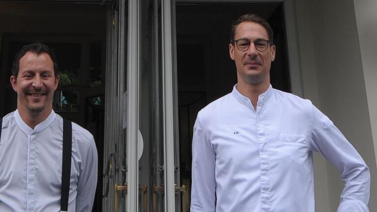 Restaurantleiter Thomas Hüttl und Küchenchef Frederik Desch (rechts) freuen sich über einen erneut errungenen Stern des Guide Michelin. Foto: Archiv/ Siegfried Farkas       -  Restaurantleiter Thomas Hüttl und Küchenchef Frederik Desch (rechts) freuen sich über einen erneut errungenen Stern des Guide Michelin. Foto: Archiv/ Siegfried Farkas