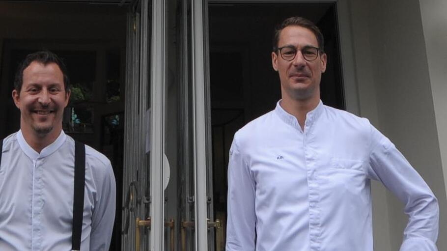 Restaurantleiter Thomas Hüttl und Küchenchef Frederik Desch (rechts) freuen sich über einen erneut errungenen Stern des Guide Michelin. Foto: Archiv/ Siegfried Farkas       -  Restaurantleiter Thomas Hüttl und Küchenchef Frederik Desch (rechts) freuen sich über einen erneut errungenen Stern des Guide Michelin. Foto: Archiv/ Siegfried Farkas