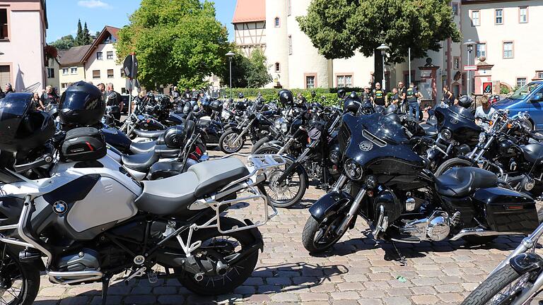 Für das Abstellen der gut 100 Motorräder auf dem Schlossplatz hatten sich die Brautleute eine Ausnahmegenehmigung von der Stadt Lohr besorgt. Für das Abstellen der gut 100 Motorräder auf dem Schlossplatz hatten sich die Brautleute eine Ausnahmegenehmigung von der Stadt Lohr besorgt.