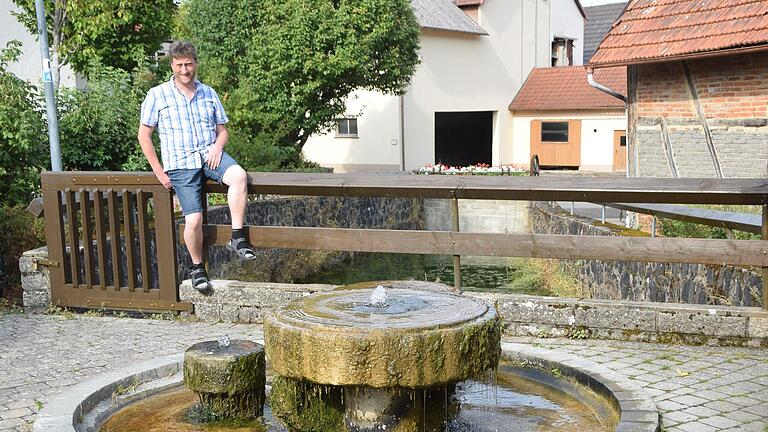 Thomas Krick arbeitet zwar in Ostheim, seinem Heimatdorf Roth bleibt er aber treu. Thomas Krick arbeitet zwar in Ostheim, seinem Heimatdorf Roth bleibt er aber treu.