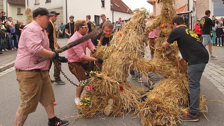 Kirchaich pflegt die Tradition des Strohbärentanzes, bei dem jungen Burschen ihr Unwesen treiben, soweit es ihre 'Bändiger' zulassen.