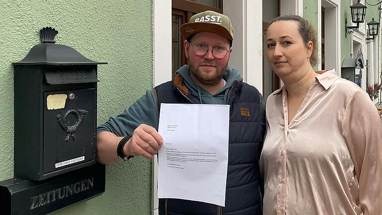 Eine Kopie des anonymen Briefs zeigen Martina und Christina Neye, die Wirtsleute der Weinstube Torbäck in Volkachs Altstadt. Das Original untersucht die Kriminalpolizei.