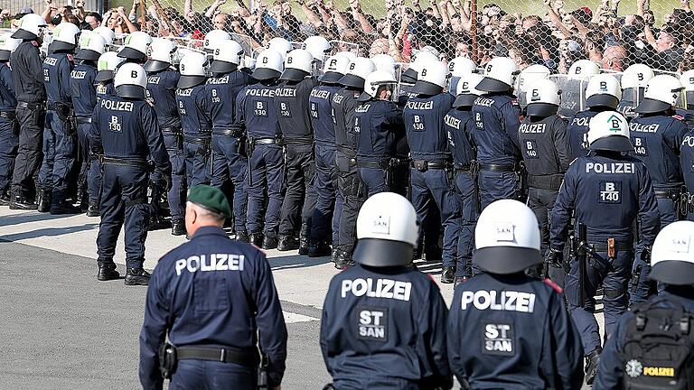 Grenzschutzübung 'Proborders'       -  Grenzschutzübung &bdquo;ProBorders&ldquo;: Österreichische Polizisten stehen an einem Grenzzaun zu Slowenien. So sollen die Beamten für die Abwehr von Flüchtlingen geschult werden.