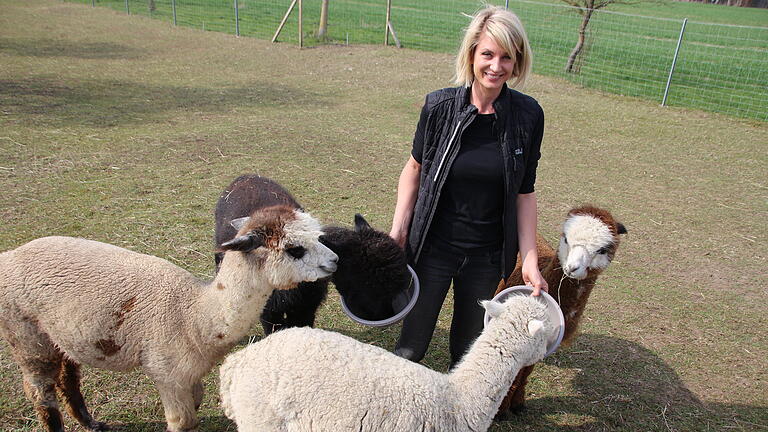Johanna Fischer mit ihrer Viererbande bei der Fütterung. Johanna Fischer mit ihrer Viererbande bei der Fütterung.