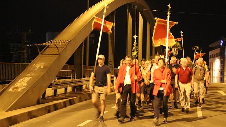 Kurz nach ihrem Aufbruch an der Neumünsterkirche überqueren die Wallfahrer die Grombühlbrücke.&nbsp;