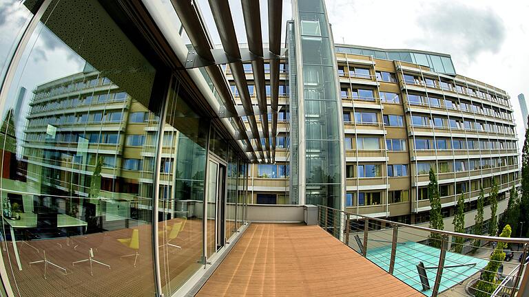 Blick auf das Leopoldina Krankenhaus in Schweinfurt. Aufgrund der stark steigenden Energie- und Strompreise erwartet die Geschäftsführung Mehrkosten in Millionenhöhe.