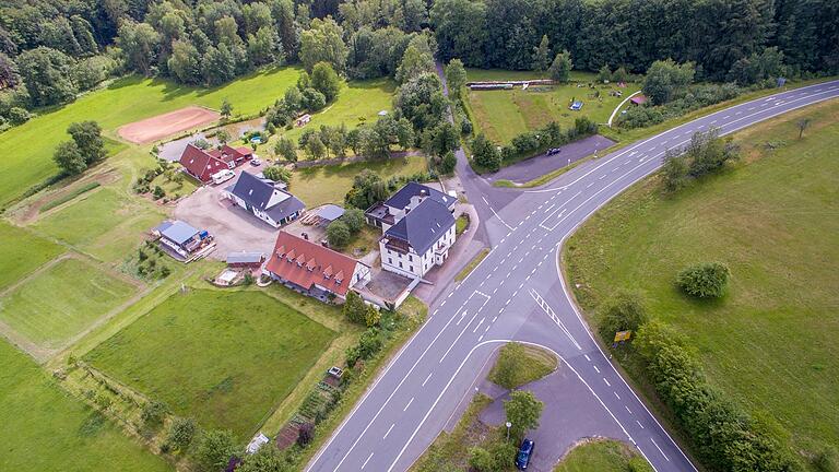 Der Bischborner Hof bei Neuhütten im westlichen Landkreis Main-Spessart. Hier will der Freistaat Bayern nun doch in ein neues Wald-Erlebniszentrum mit Abenteuerspielplatz für Kinder investieren. Der Bischborner Hof bei Neuhütten im westlichen Landkreis Main-Spessart. Hier will der Freistaat Bayern nun doch in ein neues Wald-Erlebniszentrum mit Abenteuerspielplatz für Kinder investieren.