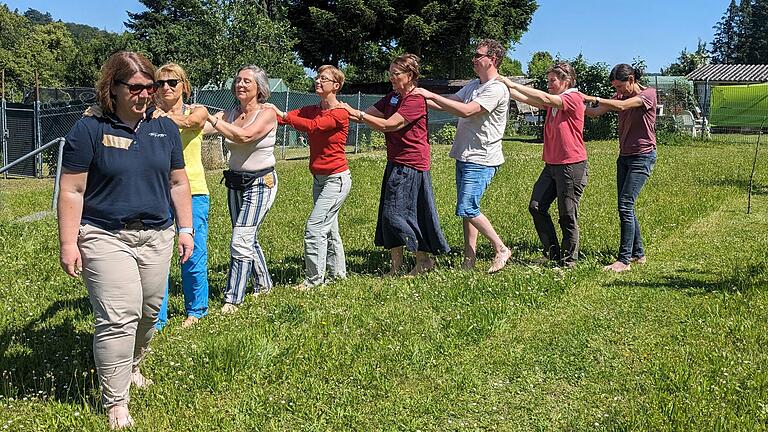 Vertrauensgang: die Teilnehmer lassen sich blind führen. Vertrauensgang: die Teilnehmer lassen sich blind führen.