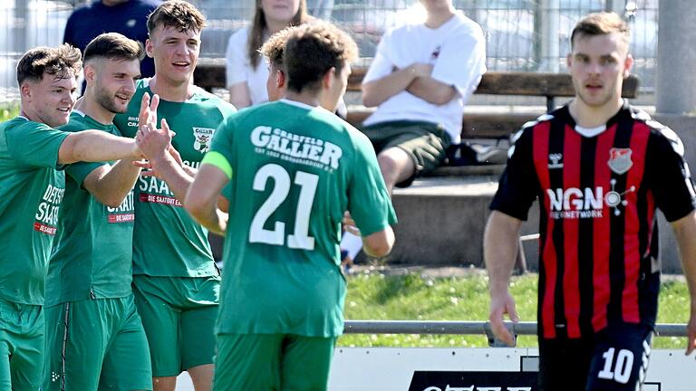 Alban Peci (Zweiter von links) erzielte das 1:0 für den TSV Großbardorf und lässt sich von seinen Mitspielern feiern. Luca Atzori (rechts, TSV Aubstadt II) hatte an der Szene keine Freude. Alban Peci (Zweiter von links) erzielte das 1:0 für den TSV Großbardorf und lässt sich von seinen Mitspielern feiern. Luca Atzori (rechts, TSV Aubstadt II) hatte an der Szene keine Freude.